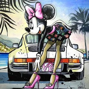 Minnie Mouse habillée en Louis Vuitton devant sa Porsche