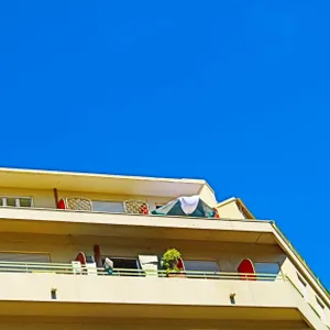 La cour du bonheur minimal