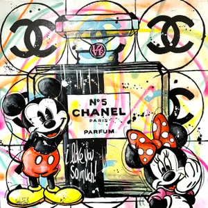 Mickey offre à Minnie le parfum Chanel n°5