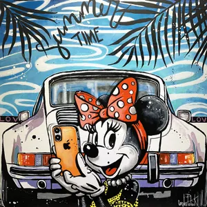 Minnie Mouse fait un selfie devant sa Porsche