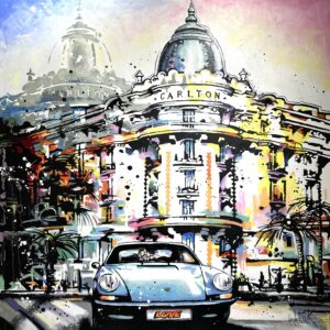 Two lovers in a Porsche 911, in front of the Carton hotel in Cannes